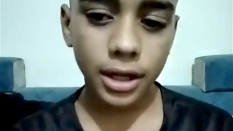 عبد الرحمن والدته