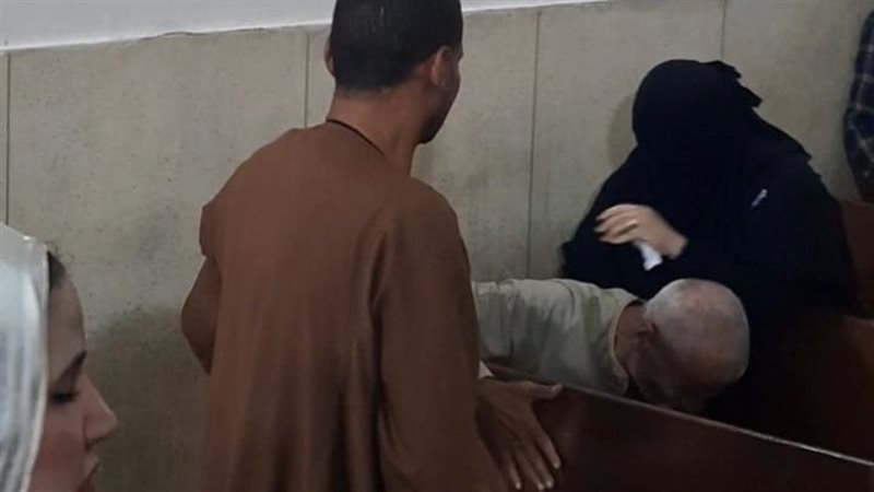 جد الضحايا ينهار