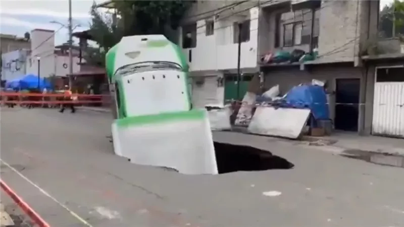 شارع يبتلع شاحنة