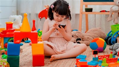 لطفولة صحية.. طرق لتشتيت انتباه الطفل عن الأجهزة الإلكترونية