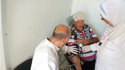 الكشف على 1420 مواطنًا خلال فصل الصيف ضمن جهود العيادة المتنقلة بشاطئ إدكو