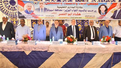 محافظ أسيوط يشهد توزيع حقائب مدرسية بقرية النواورة بالبداري