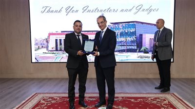 وزير الاتصالات يكرم مدير برامج كلية علوم الحاسب بجامعة بنها الأهلية  