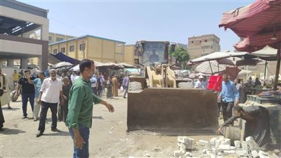 إخلاء السوق العشوائي بشارع التحرير بأبنوب بأسيوط تمهيدًا لإنشاء سوق حضاري