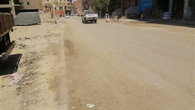 يتسبب في تلف السيارات.. أهالي الجناين بالسويس يطالبون برصف طريق القرية الشارع