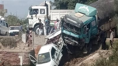 تصادم تريلا وسيارة نقل بطريق دمنهور أبو المطامير       