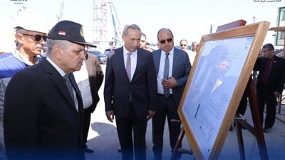 رئيس هيئة قناة السويس يشهد لحام قرينة معديتين ولنش من طراز بحار ببورسعيد 