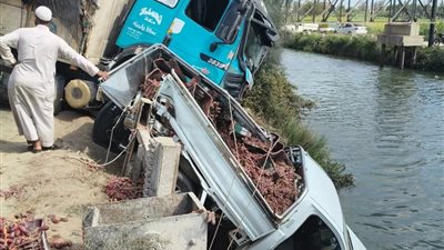 إصابة شخص في تصادم سيارة نقل وربع نقل على طريق أبو المطامير بالبحيرة