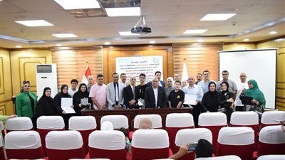  رئيس جامعة بني سويف يكرم أوائل الثانوية العامة من أبناء العاملين بالجامعة