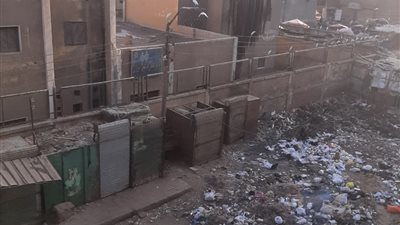 أهالي حوض الدلالة يستغيثون بمحافظ بني سويف: «نعيش وسط أكوام وتلال من القمامة»