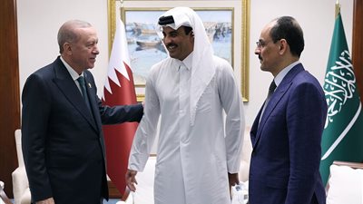 أردوغان يهدي أمير قطر لوحة مميزة خلال قمة الدوحة.. علاقة قوية بين البلدين