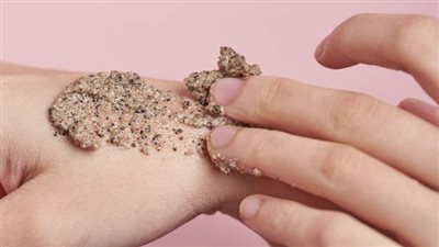 بشكل طبيعي وبدون مواد كيميائية.. أبرز طرق تقشير اليدين في البيت