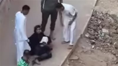 رعب في الجيزة.. الأمن يفحص فيديو لأشخاص يطعنون أخر بالأسلحة البيضاء بالهرم