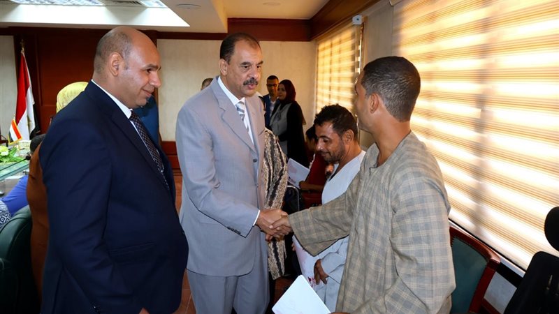 محافظ سوهاج يسلم