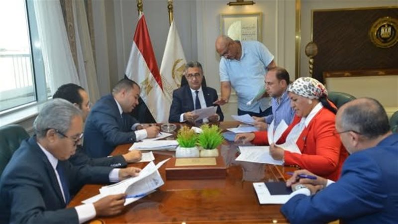 وزير التموين يلتقي