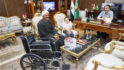 محافظ المنوفية يلتقى بطفلة من ذوي الهمم ويصرف لها بكرسي متحرك ومساعدات عينية 