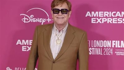 إلتون جون يكشف.. كيف حوّل ركبتيه إلى مجوهرات بعد الجراحة؟