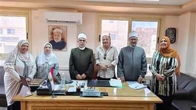 رئيس منطقة بني سويف الأزهرية يسلم شيكات التأمين الحكومي لأسر الطلاب المتوفين