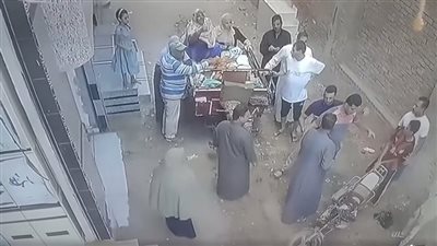 حطله جاز على العيش.. أمن الشرقية يفحص فيديو تعدي صاحب مخبز على بائع متجول