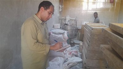 تحرير 24 مخالفة رصدها مكتب العمل في المنشأت التجارية بفرشوط بقنا