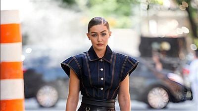 جيجي حديد تتألق في حملة إعلانية لإحدى العلامات التجميلية في نيويورك 