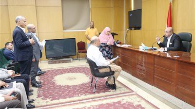  محافظ بني سويف يوجه بحلول لمطالب وشكاوى واحتياجات المواطنين في قطاعات المياه 