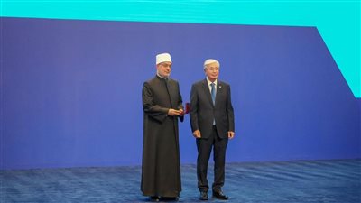 الرئيس الكازاخي يكرم مفتي الجمهورية ويمنحه وسام الشرف تقديرًا لجهوده