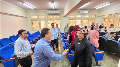 رئيس جامعة الأقصر الأهلية تستعرض رؤية الجامعة مع أعضاء هيئة التدريس