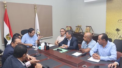 بحث الإجراءات اللازمة للانتهاء من توصيل الصرف الصحي ببني سويف