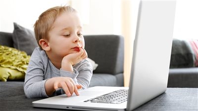 للحد من تعرض الأطفال للشاشات الإلكترونية.. طرق يجب على الآباء تطبيقها