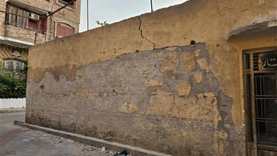 الصور الأولى لموقع حفر موظفين داخل مكتب صحة بقنا بحثا عن الآثار