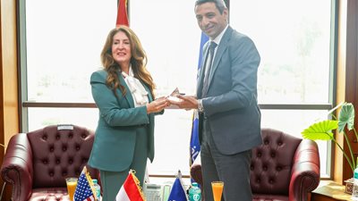 محافظ السويس يستقبل السفيرة الأمريكية بالقاهرة لبحث سبل التعاون المشترك