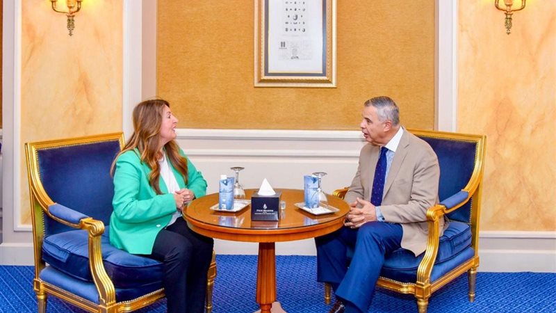 السفيرة الأمريكية