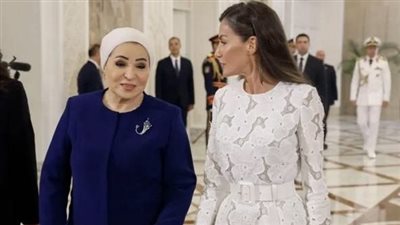 السيدة الأولى أنتصار السيسي.. ترتدي بروش يحمل حرف الـ 