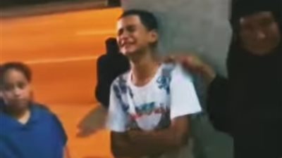 دموع طفل بمطار الأقصر.. مشهد مؤثر يجسد الشوق الطاهر للمدينة المنورة (صور)