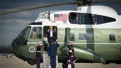 شوهد على متنها في لندن.. كيف تسافر مروحيات ترامب عبر القارات؟