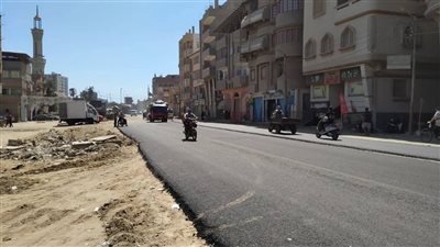 بدء تنفيذ عمليات الرصف بطبقة الأسفلت بمشروع تطوير وتوسعة طريق عزبة البرج