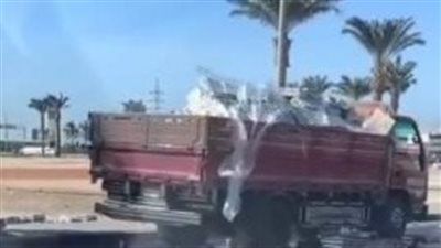 انقلاب سيارة محملة بالمشروبات الكحولية في ميدان سنزو بالغردقة