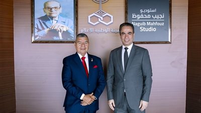 سفير فنزويلا يزور استديو نجيب محفوظ ويؤكد 75 عاماً علاقات مصرية متميزة