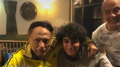 بعد بناءه للمسجد .. أول ظهور للزعيم عادل إمام برفقه شقيقه