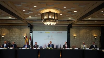 ملك إسبانيا يترأس لقاء خاص مع رجال الأعمال لتعزيز دور القطاع الخاص