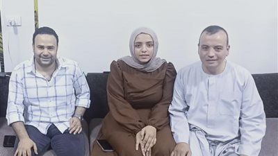 النائب محمود بدر يحتفل بقبول الطالبة عائشة في كلية الطب