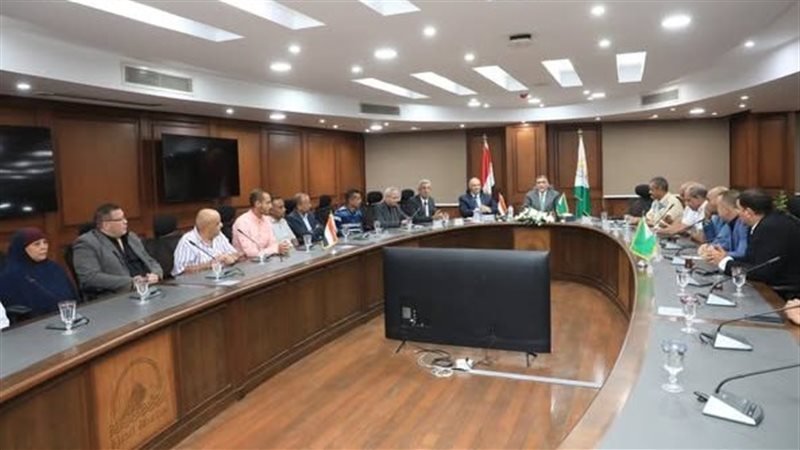 محافظ الجيزة يسلم