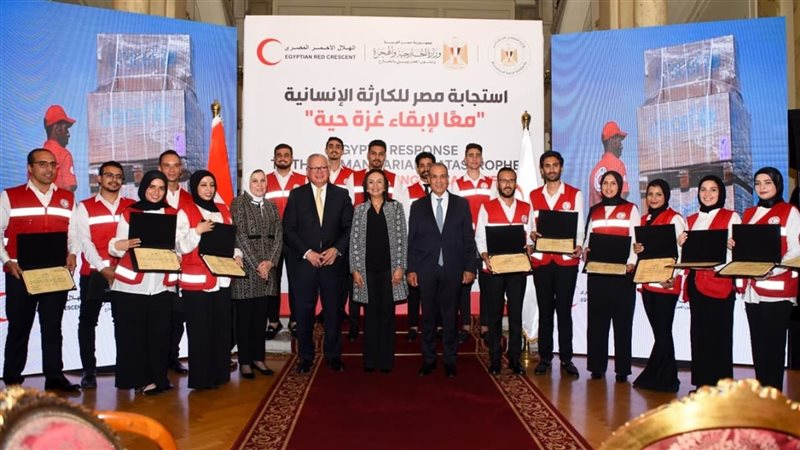 مصر تكرم الهلال الأحمر