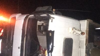 إصابه شخصين فى حادث انقلاب سيارة نقل بطريق السخنة مدخل الجلالة