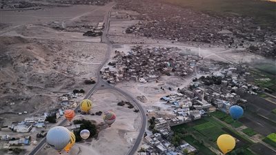 40 رحلة بالون طائر تزين سماء الأقصر بـ 850 سائحًا صباح.. والأنظار تتجه لزيارة