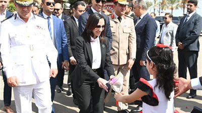 إيقاد الشعلة إيذانًا ببدء احتفالات البحيرة بعيدها القومي