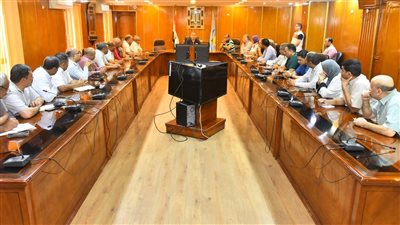 محافظ أسيوط يجتمع مع رؤساء المراكز ومديري المديريات الخدمية لتوحيد الجهود 