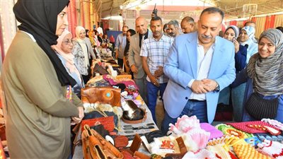 استمرارًا لمبادرات الدعم المجتمعي.. محافظ أسيوط يوزع 100 حقيبة مدرسية 