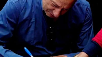 أعضاء الجمعية العمومية بالنادي الأهلي يلتفون حول الخطيب.. في مبادرة حب 